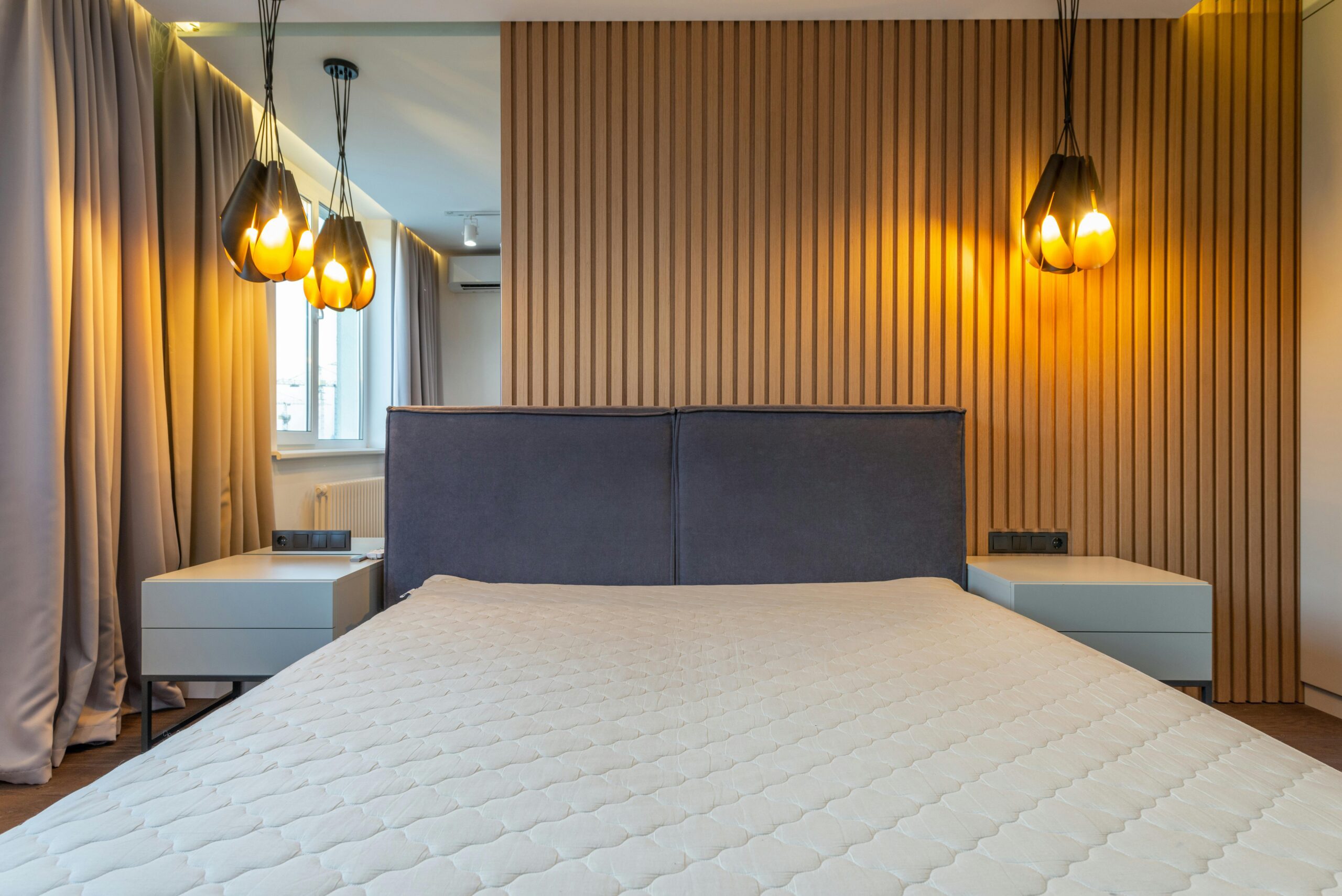 Projects Stylish and modern bedroom with warm lighting, ideal for a cozy and inviting atmosphere.